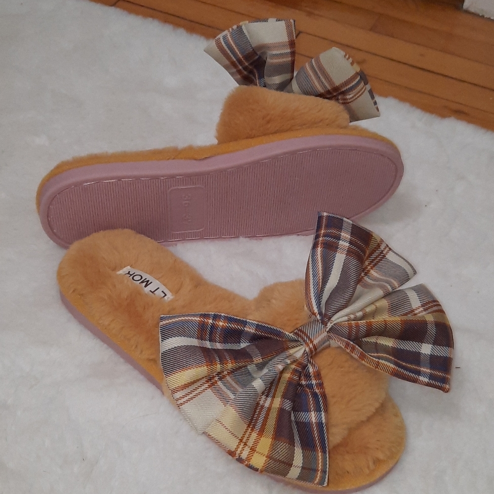 Beautiful slippers NWOT